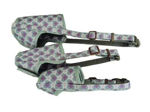 Détail du design à motifs cœurs de la muselière Deluxe T-L pour chiens