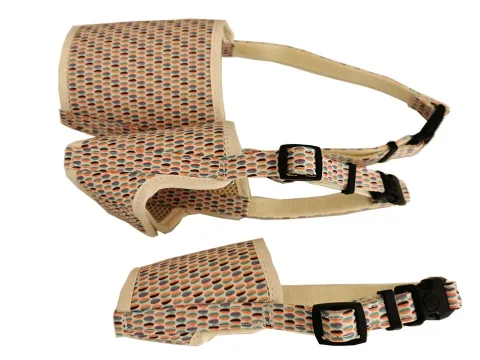 Détail de la muselière deluxe avec motif à pois et ajustement personnalisable