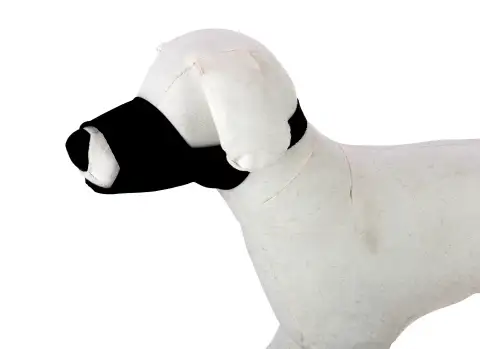 Detalle del ajuste del bozal nylon para perro raza grande