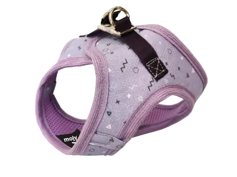 Detalle del cierre metálico seguro del chaleco 3D Moly lila para perros