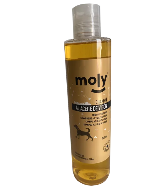 Detalle textura y aplicación del Champú Aceite de Visón Moly para perros