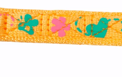 Détail de la fermeture sécurisée et clochette du collier nylon Flower pour chiens