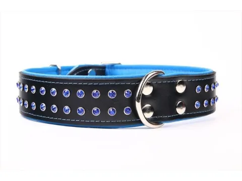 Detalle de cristales decorativos en collar de piel azul