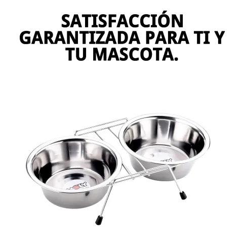 Gato bebiendo agua del comedero doble con soporte