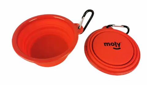 Gamelle pliable Moly avec mousqueton accrochée à un sac à dos