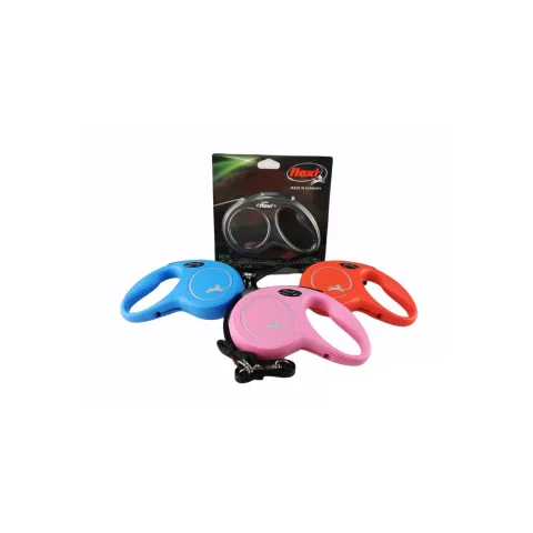 Perro pequeño paseando con correa extensible Flexi New Classic S