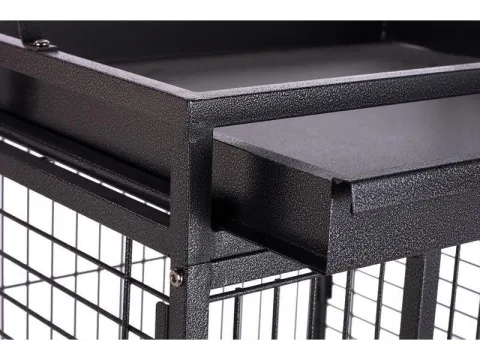 Détail des barreaux métalliques robustes de la cage pour guacamays