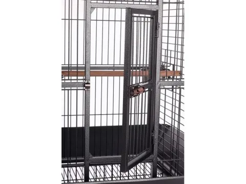 Grande porte frontale ouverte de la Cage Tucan