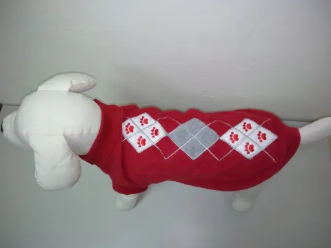 Detalle tejido y patrón rombos jersey perro
