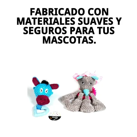Perro jugando con juguete peluche punk con mordedor
