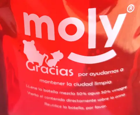 Detalle del tapón dosificador de limpia orines Moly para perros