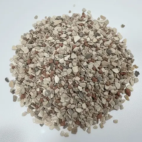 Pájaros comiendo suplemento mineral MOLY Grit en jaula