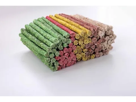 Detalle de palillos masticables para perros en colores variados