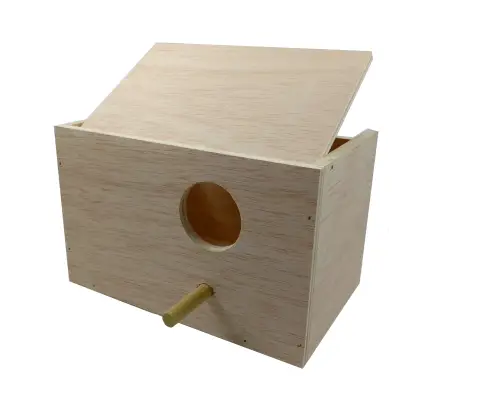 Detalle del nido para agapornis en madera natural con diseño compacto