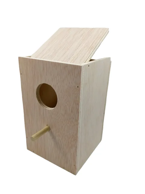 Detalle del nido para agapornis en madera natural vertical