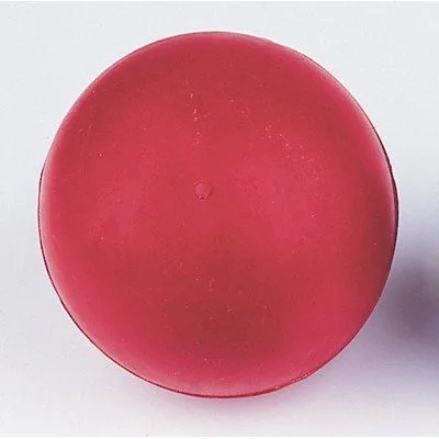 Pelota de caucho extragrande 9 cm para perros en fondo blanco
