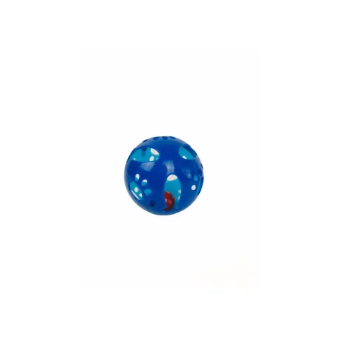 Pelota interactiva para gatos en fondo blanco