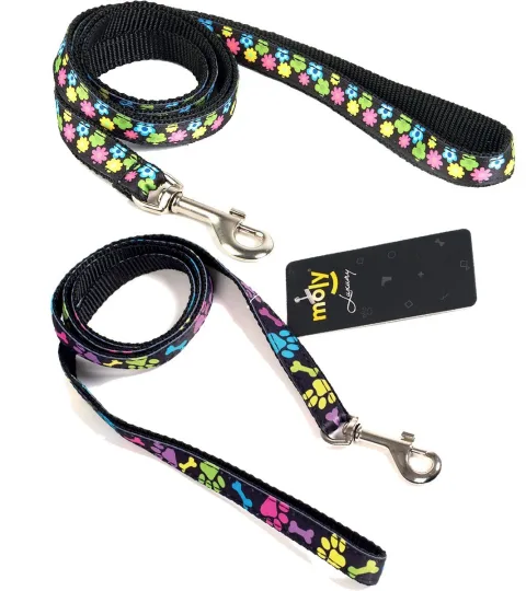 Detalle del diseño multicolor de huellas en ramal de piel