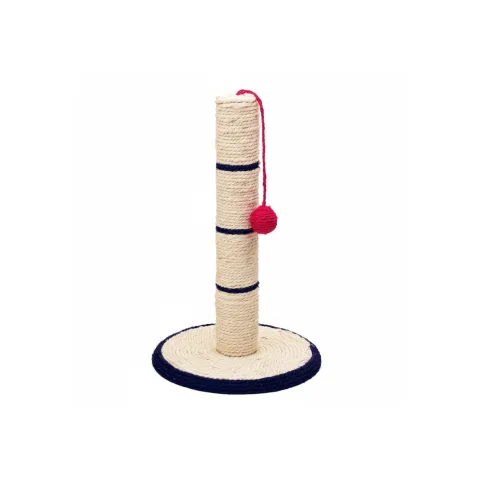 Chat jouant avec la balle du griffoir poste sisal